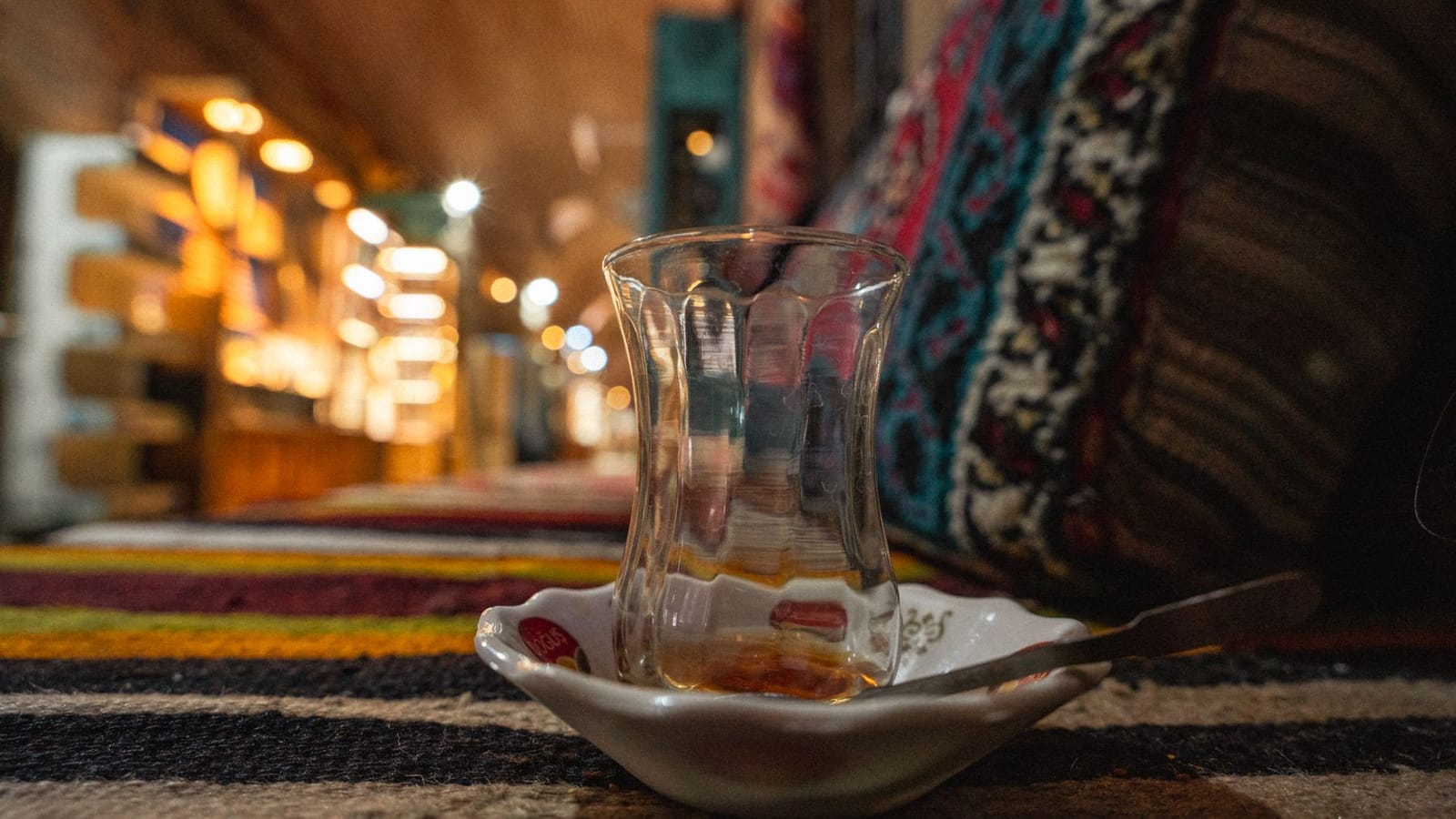 Arıtılmış Su ile Geleneksel İran Çayı Yapımı görseli